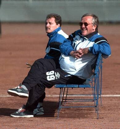 Das Magdeburger Trainerteam: Coach Hans-Dieter Schmidt (vorn) und Co-Trainer Jürgen Görlitz Fußball Herren DFB-Pokal, Regionalliga Nordost, Saison 1998 1999: 1. FC Magdeburg Gruppe Ernst-Grube-Stadion Magdeburg Skepsis,