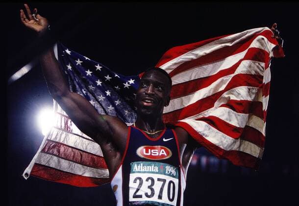 Olympischer Doppelsieg für Michael Johnson (USA), hier mit der amerikanischen Nationalflagge auf der Ehrenrunde Leichtathletik OS Sommer Herren Olympische Spiele, Olympia 1996, Olympiade, Sommerspiele Einzelbild Atlanta Freude,