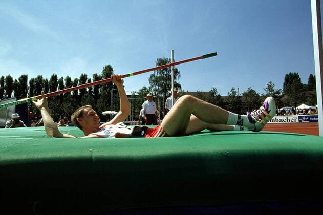 Frank Busemann ist gelandet, leider mit der Latte in der Hand Leichtathletik Qualifikation Herren DLV-Mehrkampf-Meeting 1998, EM-Qualifikation, Zehnkampf Einzelbild Ratingen Freude,