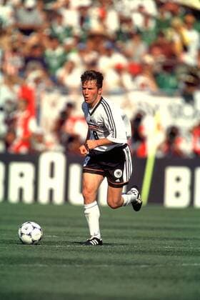 Lothar Matthäus (Deutschland) am Ball Fußball WM Herren Weltmeisterschaft 1998, Länderspiel, Nationalmannschaft, Nationalteam, Nationaltrikot Einzelbild Stade La Mosson Montpellier Dynamik,