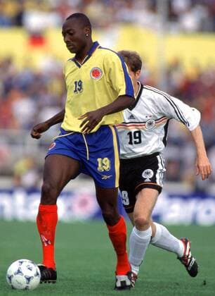 Der Kolumbianer Freddy Rincon mit Ball Fußball Länderspiel Herren 1998, Länderspiel, Nationalmannschaft, Nationaltrikot, Kolumbien Gruppe Waldstadion Frankfurt M. Dynamik,