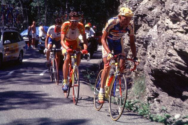 Marco Pantani (Italien) vom Team Mercatone Uno vor Pascal Lino (Frankreich) am Anstieg Radsport Herren Radrennen, Straßenradsport 1997, Profi, Profis, Profirennen, Radrennsport, Straße, Straßenrennen Gruppe Anstrengung, Dynamik,