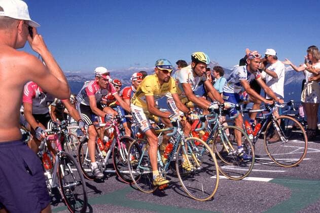 Der Mann in Gelb, Marco Pantani (Italien) vom Team Mercatone Uno, kontrolliert das Feld an der Spitze, re. Roberto Conti und Giuseppe Di Grande Radsport Herren Radrennen, Straßenradsport 1998, Profi, Profis, Profirennen, Radrennsport, Straße, Straßenrennen Gruppe Dynamik,