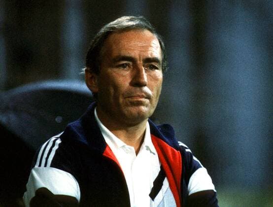 Der Bochumer Trainer Rolf Schafstall Fußball 1. BL Herren Saison 1985 1986: VfL Bochum Einzelbild Ruhrstadion Bochum Nachdenklichkeit,