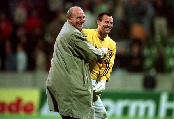 Torhüter Gabor Kiraly und Manager Dieter Hoeneß (li.) freuen sich über den Triumph Fußball Herren Saison 1998 1999: DFB-Pokal, 2. Runde, Hertha BSC Berlin Gruppe BayArena Leverkusen Harmonie, Freude, Kameradschaft,