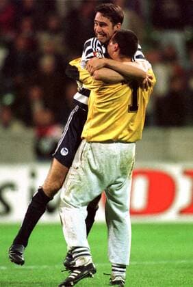 Torhüter Gabor Kiraly und Michael Preetz (li.) liegen sich jubelnd in den Armen Fußball Herren Saison 1998 1999: DFB-Pokal, 2. Runde, Hertha BSC Berlin Gruppe BayArena Leverkusen Harmonie, Freude, Begeisterung, Kameradschaft,