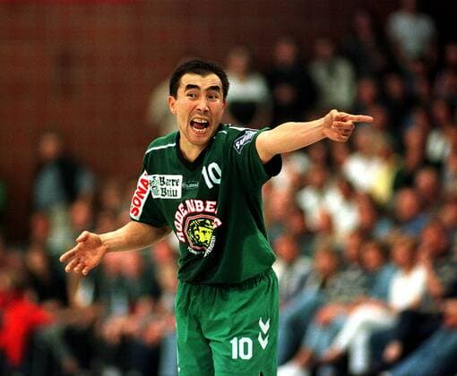 Talant Duishebaev gibt ungeduldig Anweisungen Handball 1. BL Herren Saison 1998 1999: GWD Minden Einzelbild Minden Nachdenklichkeit, Skepsis, Ungeduld,