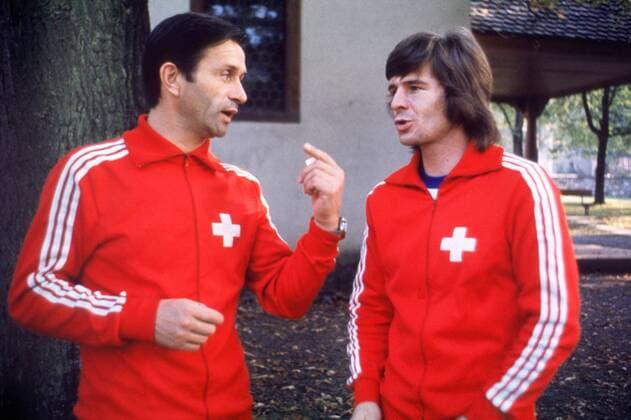 Nationalcoach Miroslaw Blazevic (li.) und Gabet Chapuisat (Vater von Stephane) - ehemaliger Schweizer Nationalspieler - im Gespräch Fußball Länderspiel Herren Nationalteam, Nationalmannschaft, Nationaltrikot 1976, Schweiz Gruppe Nachdenklichkeit, Kameradschaft,