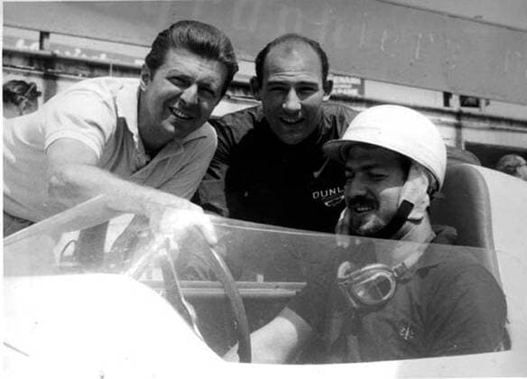 Wolfgang Graf Berghe von Trips (Ferarri Scuderia Centro Sud Deutschland, li.) und Stirling Moss (Großbritannien Ron Walker Racing Team) am Cockpit von Joakim Bonnier (Schweden BRM) Motorsport Grand Prix Herren Formel 1 WM 1960 Gruppe