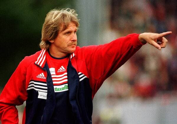 Trainer Bernd Schuster (Köln) zeigt die Richtung an Fußball 2. BL Herren Saison 1998 1999, 1. FC Köln Einzelbild Bruchwegstadion Mainz