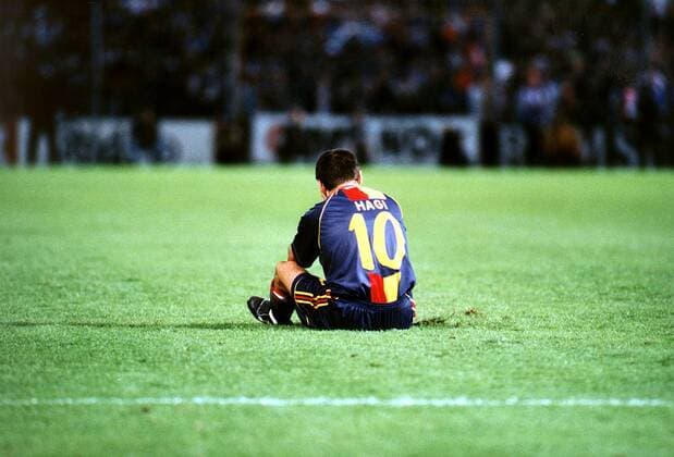 Gheorge Hagi (Galatasaray) am Boden zerstört Fußball EC 1 Herren Saison 1998 1999: Qualifikation zur Champions League, Galatasaray Istanbul, Türkei Einzelbild Zürich Enttäuschung, Verzweiflung,