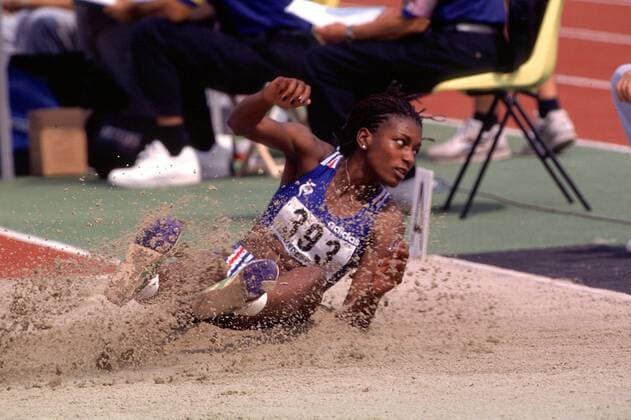 Betty Lise (Frankreich) bei der Landung Leichtathletik EM Damen Europameisterschaft 1998, Nép, Nep-Stadion, Nationalmannschaft, Einzelbild Nepstadion Budapest Dynamik,
