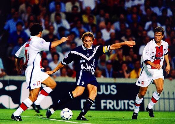 Bordeaux-Kapitän Lilian Laslandes flankt den Ball, re. Christian Wörns (PSG) Fußball Herren Saison 1998 1999: 1. Französische Liga, Division, Meisterschaft, Girondins Bordeaux - PSG Gruppe Stade Lescure Bordeaux Dynamik,  