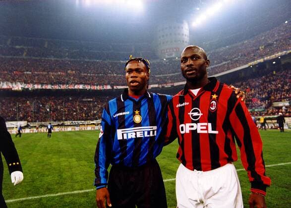 Taribo West (Inter, li.) und George Weah (AC) demonstrieren ihre Freundschaft trotz der Rivalität ihrer Vereine Fußball Herren Saison 1997 1998: Italienische Liga, Seria A, Inter Mailand - AC Milan Gruppe Guiseppe-Meazza-Stadion Mailand Kameradschaft,  