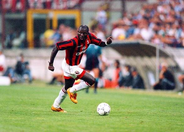 George Weah (AC Mailand) am Ball Fußball Herren Saison 1997 1998: Italienische Liga, Seria A, AC Milan Einzelbild Guiseppe-Meazza-Stadion Mailand Dynamik,  
