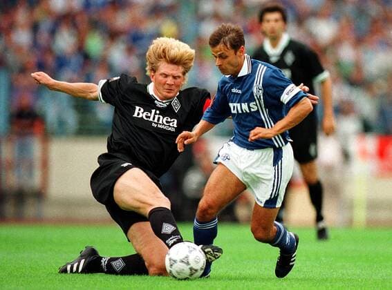 Duell der Kapitäne um den Ball: Der Gladbacher Stefan Effenberg (li.) stört den Schalker Olaf Thon mit einem Tackling Fußball 1. BL Herren Saison 1997 1998: FC Schalke 04 - Borussia Mönchengladbach Gruppe Parkstadion Gelsenkirchen Dynamik, Kampf,