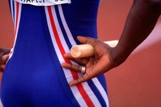 Läuferin mit dem Stab in der Hand Leichtathletik EM Damen Europameisterschaft, EM 1998, 4x400m, 4x100m, Lauf, Staffel, Staffellauf, Staffelrennen Einzelbild Nep-Stadion Budapest