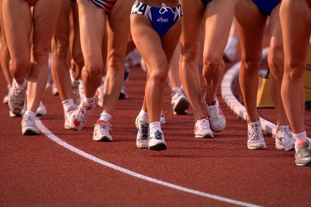 Die Beine der Geherinnen auf der Bahn: ein Fuß muß immer Bodenkontakt haben Leichtathletik EM Damen Europameisterschaft, EM 1998, Gehen, Bahngehen, 10km, Frauen Totale Nep-Stadion Budapest Masse,
