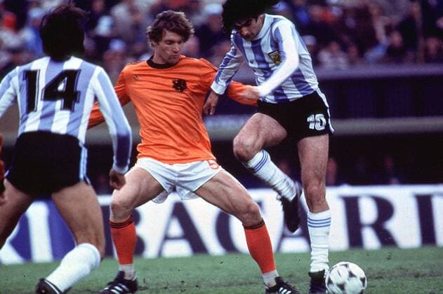 Der Argentinier Mario Kempes beim Duell um den Ball gegen den Holländer Ruud Krol Fußball WM Herren Weltmeisterschaft 1978, Länderspiel: Argentinien - Holland, Niederlande, Finale, Endspiel Gruppe River Plate Stadion Buenos Aires Dynamik, Kampf,