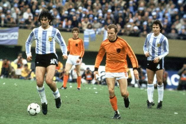 Der Argentinier Mario Kempes mit Ball, verfolgt vom Holländer Willi van de Kerkhof Fußball WM Herren Weltmeisterschaft 1978, Länderspiel: Argentinien - Holland, Niederlande, Finale, Endspiel Gruppe River Plate Stadion Buenos Aires Dynamik,