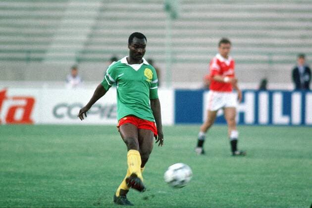 Der Kameruner Roger Milla mit Ball Fußball WM Herren Länderspiel, Weltmeisterschaft 1994: Kamerun Einzelbild San Francisco Dynamik,