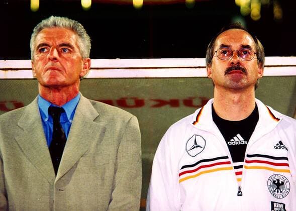 Das DFB-Führungsduo, Teamchef Erich Ribbeck (li.) und Trainer Uli Stielike mit versteinerten Mienen Fußball Länderspiel Herren EM-Qualifikation 1998, Europameisterschaftsqualifikation, Nationalmannschaft, DFB-Nationalteam Gruppe Atatürk-Stadion Bursa Enttäuschung,