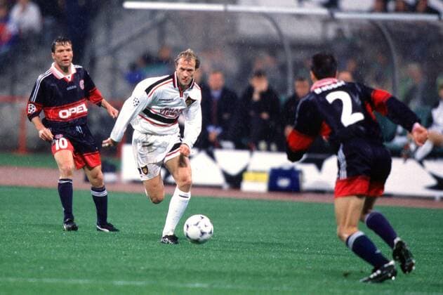 Jordi Cruyff (ManU, Mitte) am Ball Fußball EC 1 Herren Champions League 1998 1999, FC Bayern München - Manchester United Einzelbild Olympiastadion München Dynamik,