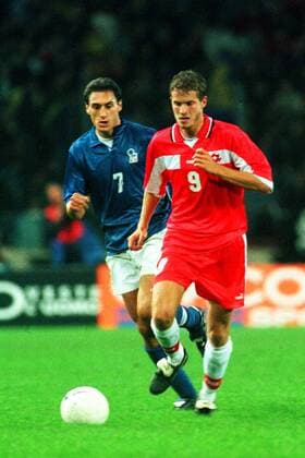 Patrick Müller (Schweiz) verfolgt von Diego Fuser (Italien) Fußball Länderspiel Herren EM-Qualifikation 1998, Nationalmannschaft, Nationalteam, Nationaltrikot Italien - Schweiz Gruppe Udine Dynamik,