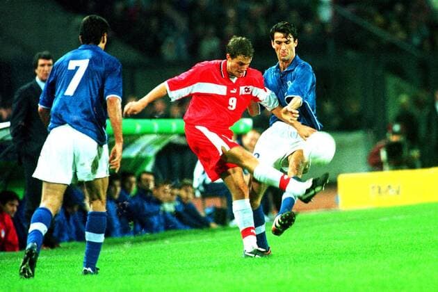Patrick Müller (Schweiz) gegen Christian Panucci (re., Italien) Fußball Länderspiel Herren EM-Qualifikation 1998, Nationalmannschaft, Nationalteam, Nationaltrikot Italien - Schweiz Gruppe Udine Dynamik, Kampf,