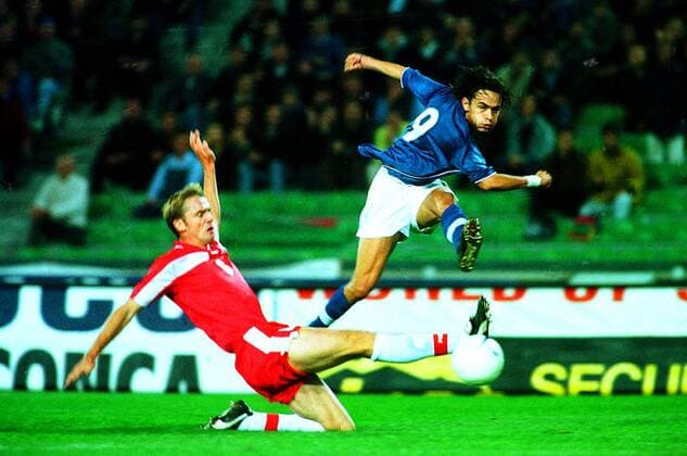 Filippo Inzaghi (Italien) drückt ab, der Schweizer Wolf kommt zu spät Fußball Länderspiel Herren EM-Qualifikation 1998, Nationalmannschaft, Nationalteam, Nationaltrikot Italien - Schweiz Gruppe Udine Dynamik, Kampf,