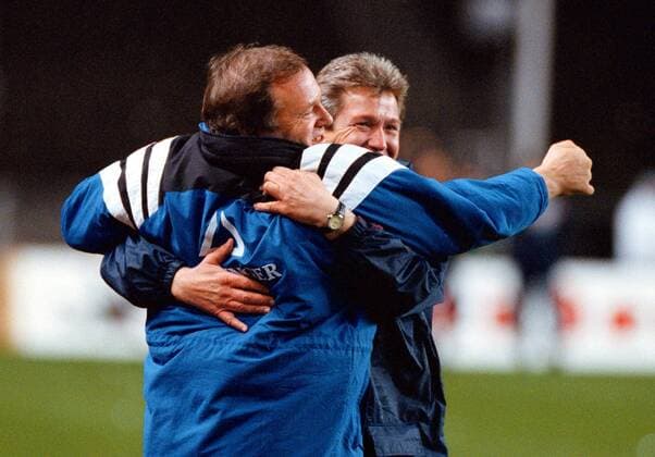 Fußball, Trainerhistorie, TeBe Berlin TeBe-Trainer Hermann Gerland und Physiotherapeut Werner Kranz tanzen vor Freude Tango Fußball 2. BL Herren DFB-Pokal 1998, Derby, Tennis Borussia Berlin, TeBe, Te Be, TB Gruppe Olympiastadion Berlin Glück, Harmonie, Begeisterung, Freude, Kameradschaft, Komik