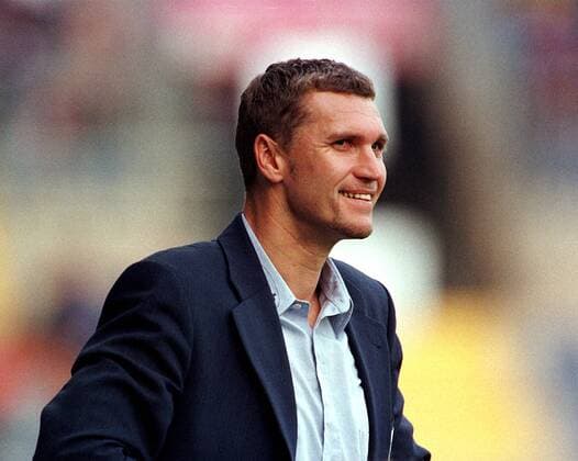Der Bielefelder Coach Thomas von Heesen hat seinen Spaß Fußball 2. BL Herren Saison 1998 1999: Arminia Bielefeld Einzelbild Alm Bielefeld Freude,