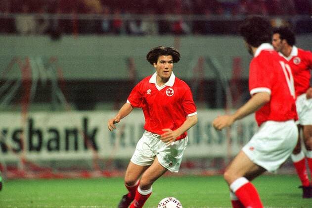 Der Schweizer Nationalspieler Raphael Wicky mit Ball Fußball Länderspiel Herren 1996, Länderspiel, Nationalmannschaft, Nationalteam, Nationaltrikot: Schweiz Einzelbild Lugano Dynamik,