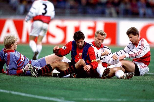 Sitzstreik? Die Bayern Oliver Kahn, Thorsten Fink, Michael Tarnat und Luis Figo (Barca) sammeln sich Fußball EC 1 Herren Champions League 1998 1999, FC Bayern München - FC Barcelona (Primera Division Spanien) 1:0 Gruppe Olympiastadion München