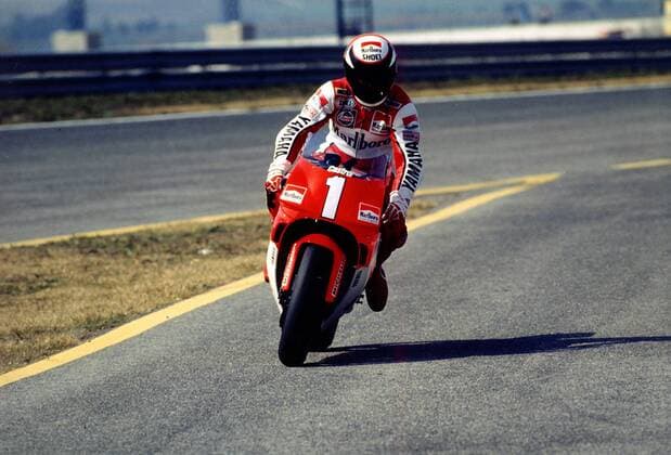 Wayne Rainey (USA) mit seiner Yamaha 500 Motorsport WM Herren Motorrad WM 1998, Weltmeisterschaft, 500er Klasse, 500ccm, 500 ccm, Rennstrecke, Kurs, Maschine Einzelbild Dynamik,