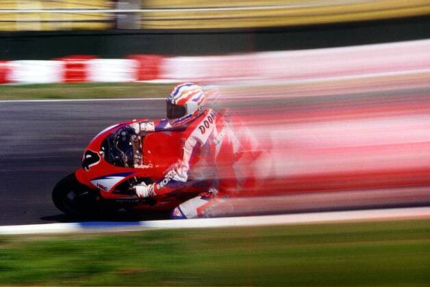 Mick Doohan (USA) auf seiner Honda 500 Motorsport WM Herren Motorrad WM 1998, Weltmeisterschaft, 500er Klasse, 500ccm, 500 ccm, Rennstrecke, Kurs, Maschine Einzelbild Dynamik,
