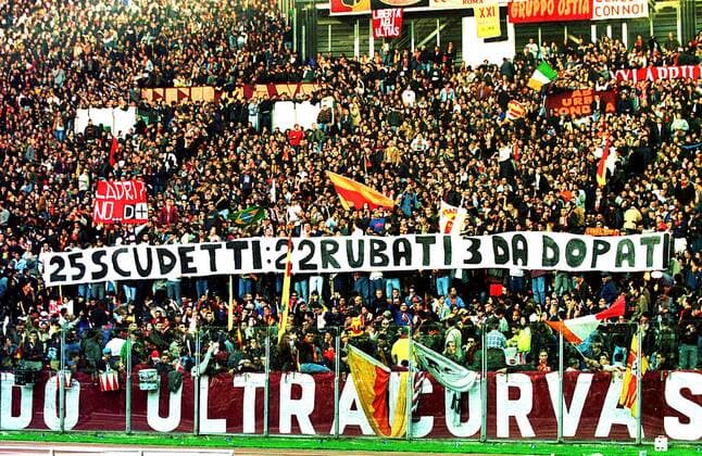 Krieg der Tifosi: die Römer Ultras beschuldigen die Juve: 25 Meistertitel: 22 gestohlen, 3 als Gedopte Fußball Herren Seria A 1998 1999, Italienische Liga, Meisterschaft, AS Rom - Juventus Turin Totale Stadio Olimpico Rom Spannung, Wut,