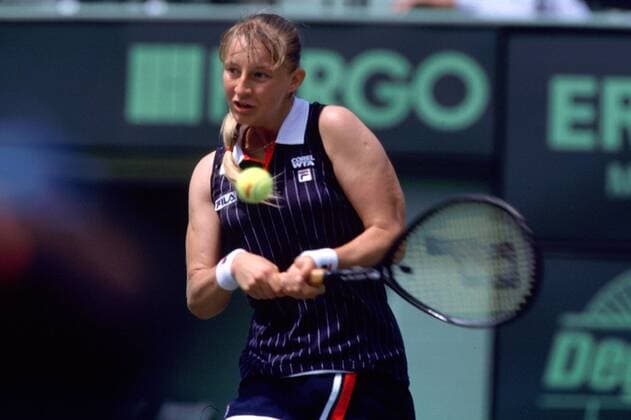 Mirjana Lucic (Kroatien) schlägt eine beidhändige Rückhand Tennis Damen Lipton Open 1998, WTA, WTA-Tour, Hardcourt, Hartplatz, Miami Einzelbild Key Biscayne Dynamik,
