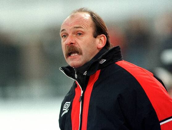 Fußball, Trainerhistorie, TeBe Berlin Trainer Stanislav Levy (TeBe) Fußball 2. BL Herren Saison 1998 1999, Tennis Borussia, TB, Te Be Berlin Einzelbild Mommsenstadion Berlin Nachdenklichkeit, Skepsis,