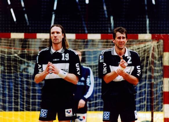 Staffan Olsson (li.) und Magnus Wislander (Kiel) bilden die Mauer Handball 1. BL Herren Saison 1998 1999, THW Kiel Gruppe Grugahalle Essen Abwehr, Spannung,