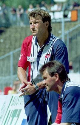 Coach Hans-Jürgen Dörner (li.) und sein Assistent Konrad Weise (Zwickau) Fußball Herren Saison 1998 1999: Regionalliga Nordost, FSV Zwickau Gruppe Zwickau Nachdenklichkeit, Skepsis,