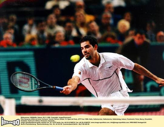 Pete Sampras (USA) mit einer Vorhand Tennis Herren 13. Open de Paris, ATP-Tour 1998, Halle, Hallenturnier, Hallentennis, Hallenbelag, Indoor Einzelbild Bercy Paris Dynamik,  