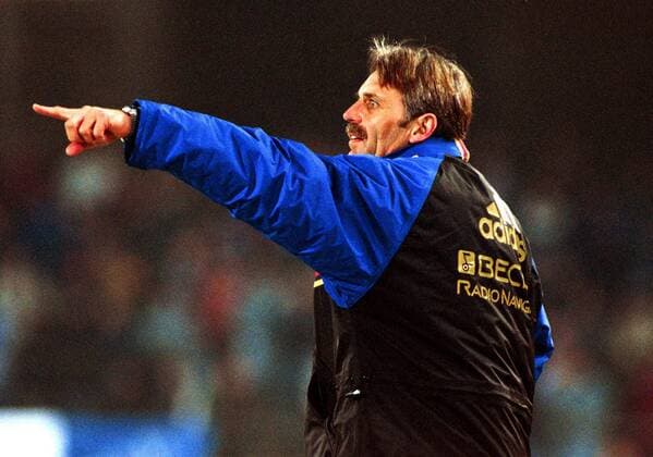 Trainer Rainer Ulrich (KSC) gibt Anweisungen Fußball 2. BL Herren Saison 1998 1999: Karlsruhe, Karlsruher SC, KSC Einzelbild Stadion Alm Bielefeld Nachdenklichkeit, Skepsis,