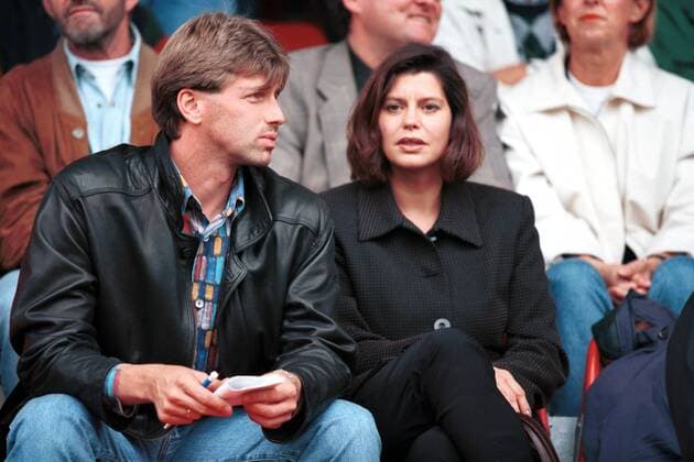 Der Dortmunder Coach Michael Skibbe mit seiner Ehefrau auf der Tribüne bei der Spielbeobachtung Fußball 1. BL Herren DFB-Pokal, Saison 1998 1999: BVB Borussia Dortmund Gruppe Glückaufkampfbahn Ahlen Nachdenklichkeit, Skepsis,