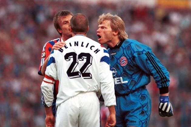 Stefan Beinlich (Rostock) wird nach einer Verfehlung von zwei Bayern in die Mangel genommen: Thomas Helmer versucht die sanfte Tour, während der unbeherrschte Torwart Oliver Kahn (Bayern) den bösen August spielt Fußball 1. BL Herren Saison 1996 1997: FC Bayern München - FC Hansa Rostock Gruppe Olympiastadion München Wut, Enttäuschung, Ungeduld, Komik