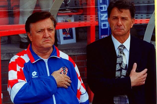 Nationaltrainer Otto Baric (li.) und Miroslav Blazevic mit der Hand auf dem Herz beim Spielen der Hymne Fußball EM Herren Europameisterschaft 1996, Länderspiel: Kroatien Gruppe