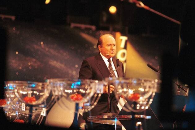 FIFA-Generalsekretär Joseph Blatter (Schweiz) bei der Auslosung für die Gruppen bei der WM France 1998 Fußball WM Herren Weltmeisterschaft 1998 in Frankreich: WM-Auslosung Einzelbild Zürich