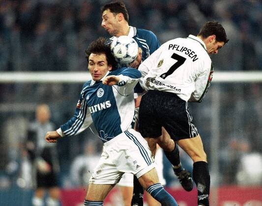 Jiri Nemec (li.), Sven Kmetsch (beide Schalke) und Karlheinz Pflipsen (Gladbach, re.) beim Kopfballduell Fußball 1. BL Herren Saison 1998 1999: FC Schalke 04 - Borussia Mönchengladbach, Gladbach 1:0 Gruppe Parkstadion Gelsenkirchen Dynamik, Kampf, Höhe,