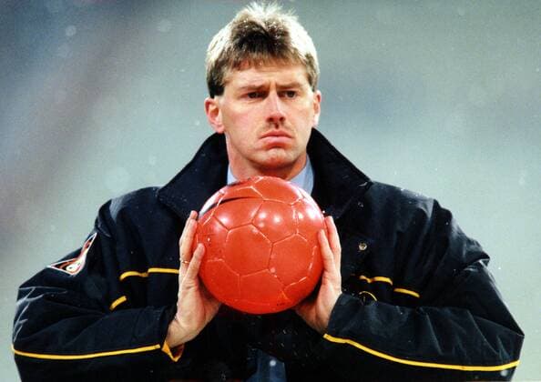 Trainer Michael Skibbe (BVB) gibt den Ball zurück auf das Spielfeld Fußball 1. BL Herren Saison 1998 1999: BVB Borussia Dortmund Einzelbild Olympiastadion München