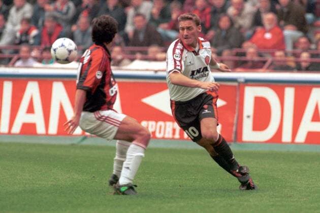 Der Römer Francesco Totti (re.) versucht, sich mit Ball gegen Demetrio Albertini durchzusetzen Fußball Herren Seria A, Italienische Liga, Saison 1998 1999: AC Mailand, Milan - AS Rom, Roma Gruppe Guiseppe-Meazza-Stadion Mailand Dynamik,